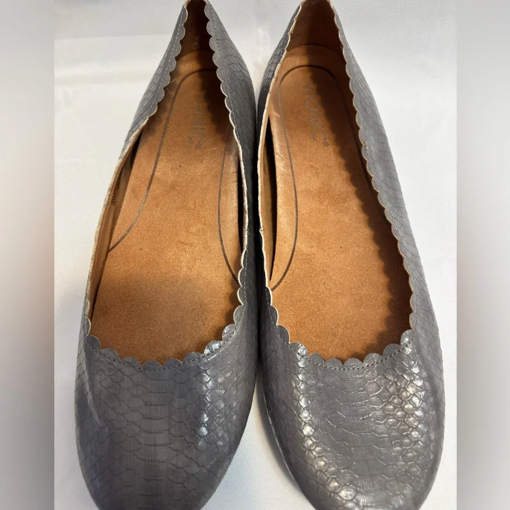 Vionic Julieta Scalloped Detail Snake Print Gray Arch Support Slip On Size 9.5 - Picture 1 of 10